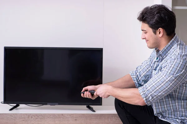 Homem tentando corrigir tv quebrado — Fotografia de Stock