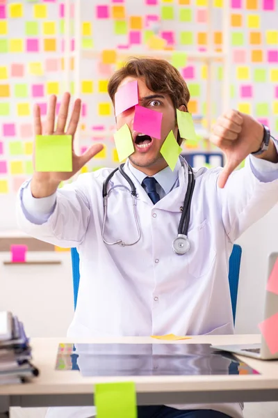 Médico masculino com muitas prioridades conflitantes — Fotografia de Stock