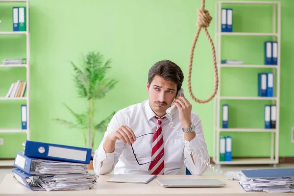 Empresário desesperado pensando em suicídio no escritório — Fotografia de Stock