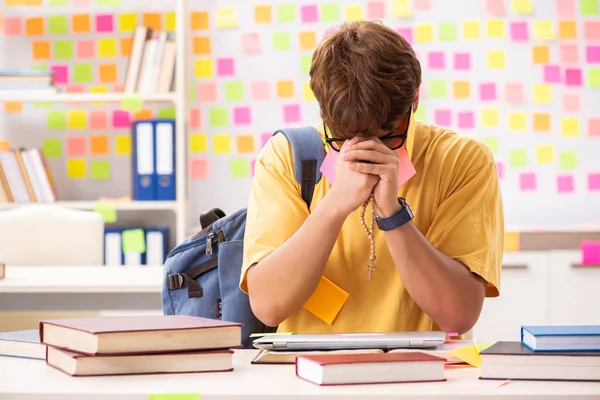 Student bereitet sich auf Prüfungen mit vielen widersprüchlichen Prioritäten vor — Stockfoto