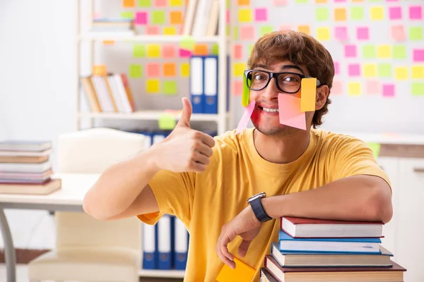 Estudante se preparando para exames com muitas prioridades conflitantes — Fotografia de Stock