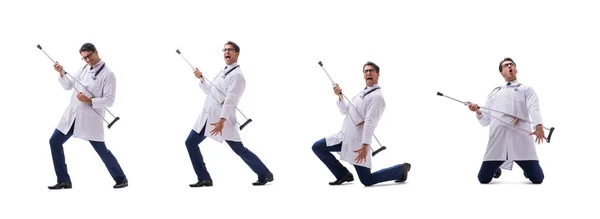 Junger Arzt steht isoliert auf weißem Rücken — Stockfoto