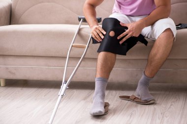 Spor kazasından sonra evde iyileşen yaralı bir adam var.