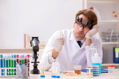 Laboratuvardaki kimyager ph bantlarıyla kontrol ediyor.