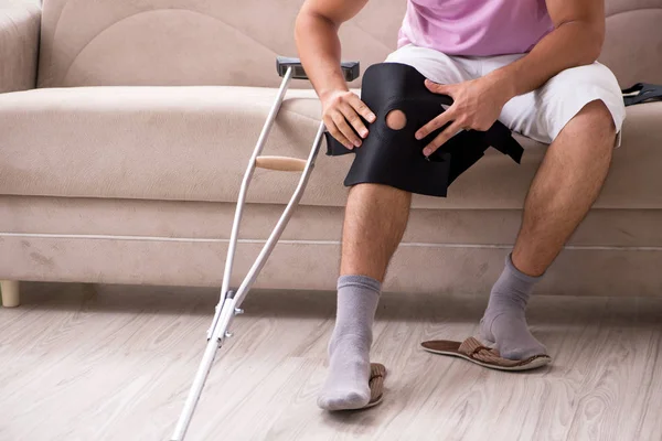 Homem ferido se recuperando em casa de lesões esportivas — Fotografia de Stock