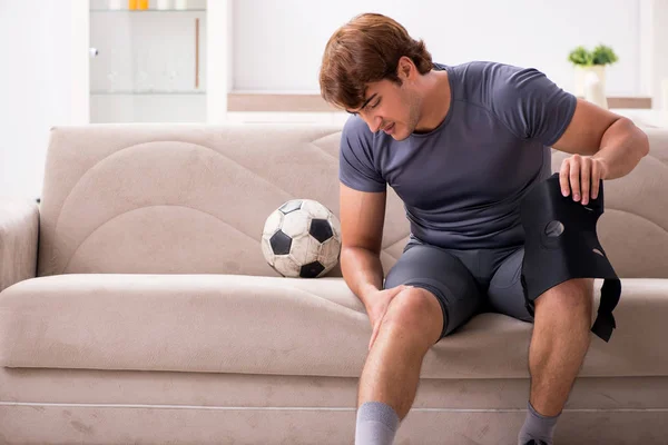 Homem ferido se recuperando em casa de lesões esportivas — Fotografia de Stock