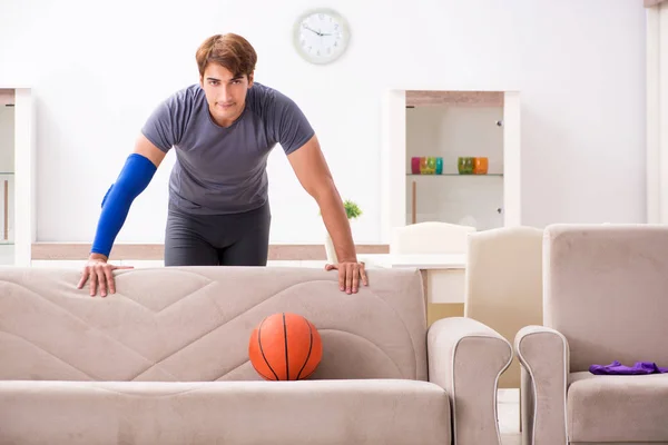 Homem ferido se recuperando em casa de lesões esportivas — Fotografia de Stock