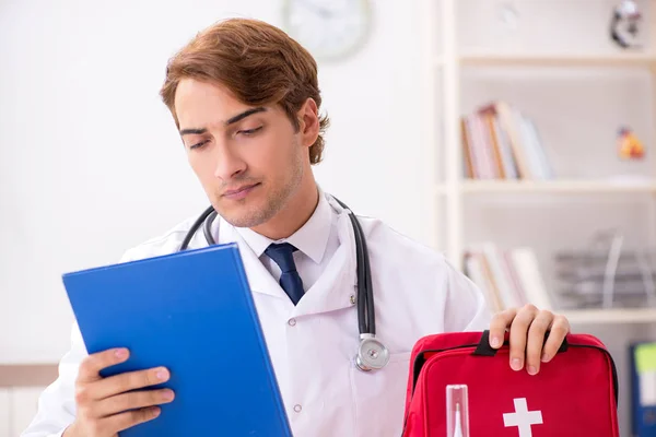 Junger Arzt mit Verbandskasten im Krankenhaus — Stockfoto