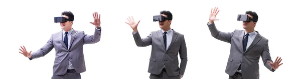 Hombre de negocios con gafas VR de realidad virtual aisladas en blanco — Foto de Stock