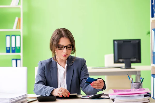 Gestora financiera femenina trabajando en la oficina — Foto de Stock