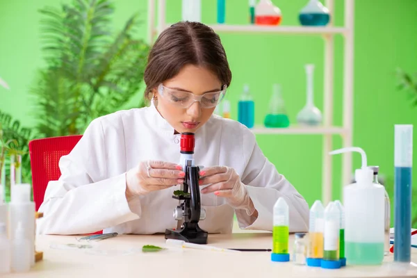 Bela mulher biotecnologia cientista químico trabalhando em laboratório — Fotografia de Stock