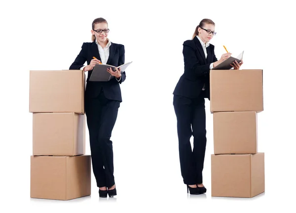 Mujer mujer de negocios con cajas en blanco — Foto de Stock