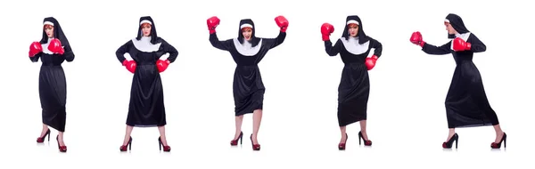 Nonne avec gants de boxe isolés sur blanc — Photo