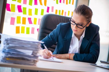 Çelişkili öncelikleri olan güzel bayan çalışan. 