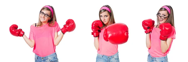 Jeune femme avec des gants de boxe sur blanc — Photo