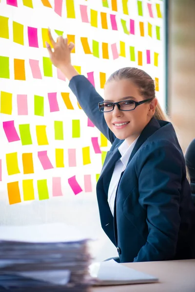 Schöne Mitarbeiterin mit vielen widersprüchlichen Prioritäten — Stockfoto