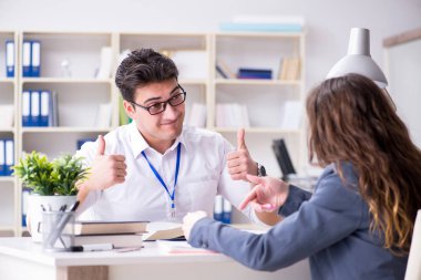 Satış yardımcısı müşteriyle işlemi tartışıyor