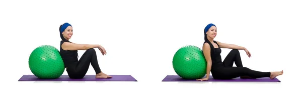 Mujer joven haciendo ejercicio con pelota suiza —  Fotos de Stock