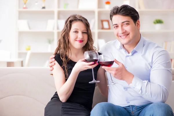 Junges Paar trinkt Wein in romantischem Konzept — Stockfoto