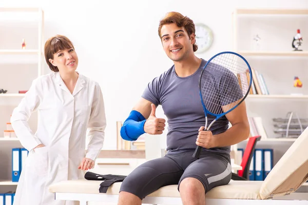 Giovane tennista in visita dal medico traumatologo — Foto Stock