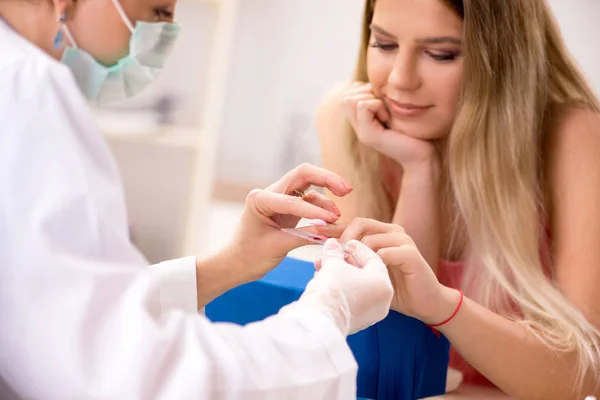 Medico femminile che preleva campioni di sangue dal dito — Foto Stock