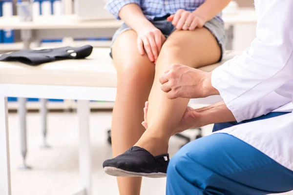 Médico masculino verificando com martelo sensorial — Fotografia de Stock