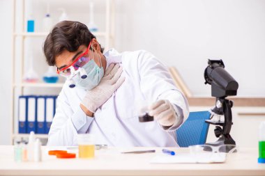 Laboratuvarda çalışan yakışıklı bir kimyager.