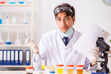 Laboratuvarda çalışan yakışıklı bir kimyager.