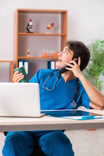 Joven médico radiólogo guapo que trabaja en la clínica — Foto de Stock