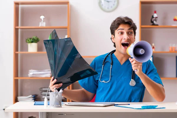 Joven médico radiólogo guapo que trabaja en la clínica — Foto de Stock