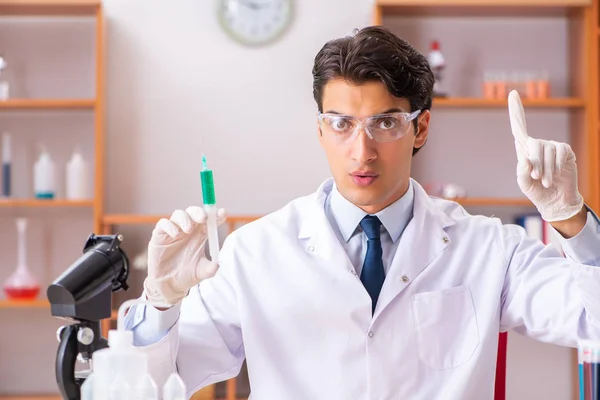 在实验室工作的年轻英俊的生物化学家 — 图库照片