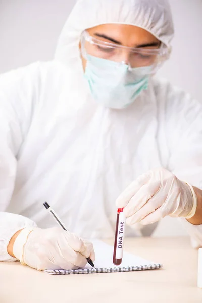 Asistente de laboratorio joven guapo analizando muestras de sangre en el hospital — Foto de Stock