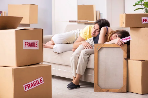 Young couple moving to new flat with fragile things — Stock Photo, Image