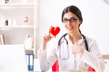 Kalp bakımı konsepti olan genç bir doktor