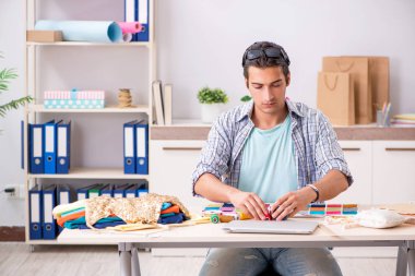 Atölyesinde çalışan yakışıklı bir terzi.