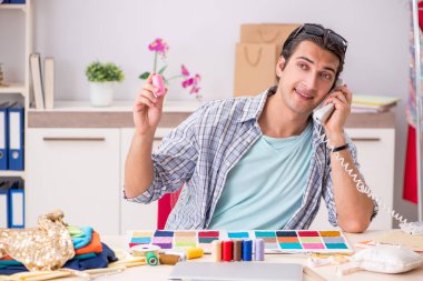 Atölyesinde çalışan yakışıklı bir terzi.