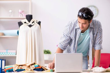 Atölyesinde çalışan yakışıklı bir terzi.