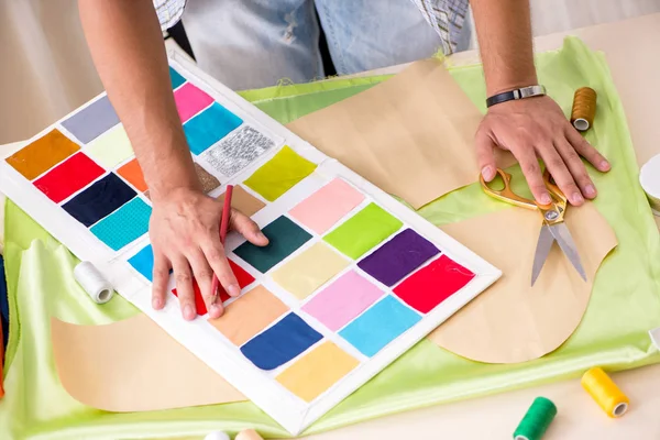 Joven sastre guapo trabajando en su taller — Foto de Stock