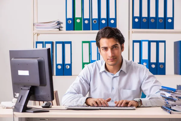 Joven hombre de negocios guapo que trabaja en la oficina —  Fotos de Stock