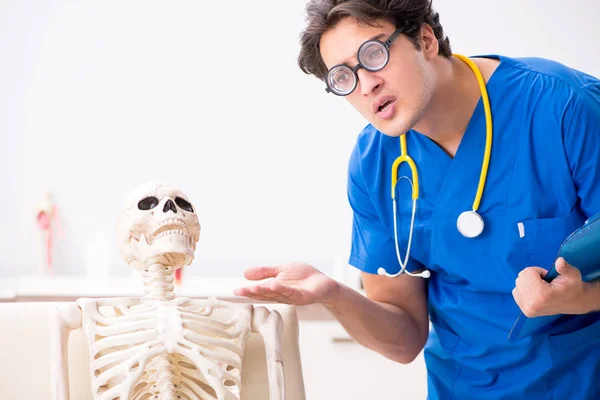 Médico divertido con esqueleto en el hospital — Foto de Stock