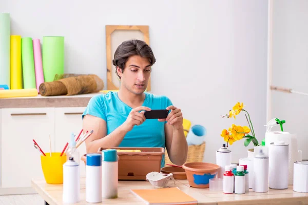 Giovane uomo decorazione ceramica in classe — Foto Stock