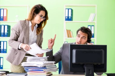 Ofiste çalışan iki meslektaşım.