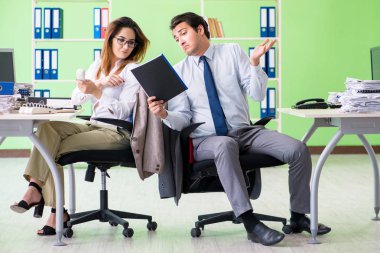 Ofiste çalışan iki meslektaşım.