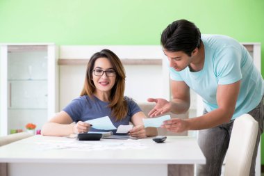 Genç aile kişisel finansla boğuşuyor