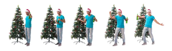 Hombre joven decorando árbol de Navidad aislado en blanco — Foto de Stock