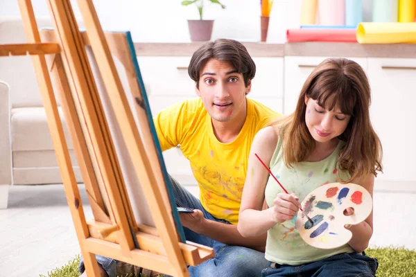 Jeune couple appréciant la peinture à la maison — Photo