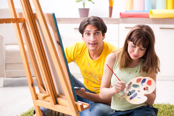 Young couple enjoying painting at home — Stock Photo, Image