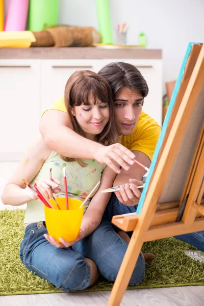 Jong paar genieten van schilderen thuis — Stockfoto