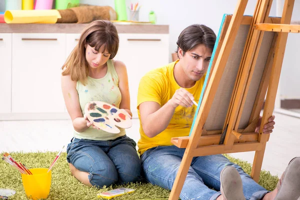 집에서 그림그리기를 즐기는 젊은 부부 — 스톡 사진