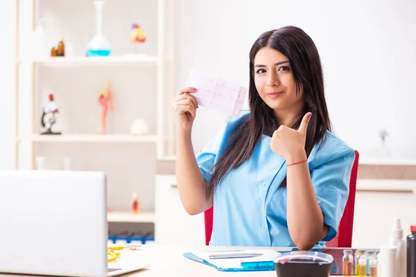 Giovane bella dottoressa che lavora in clinica — Foto Stock